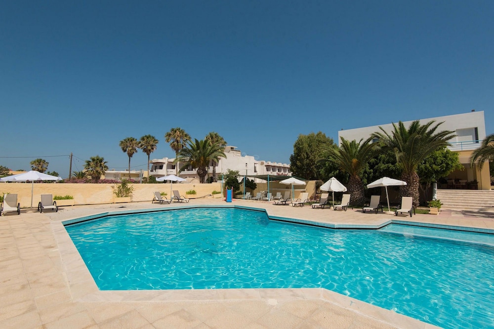Leonidas Hotel and Studios — Swimming pool in Kos Town, South Aegean