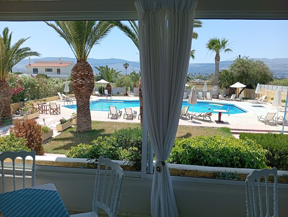 Leonidas Hotel and Studios — Swimming pool in Kos Town, South Aegean