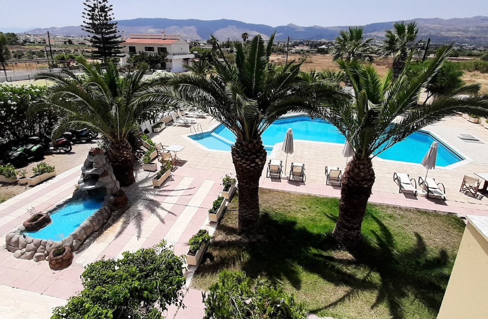 Leonidas Hotel and Studios — Swimming pool in Kos Town, South Aegean