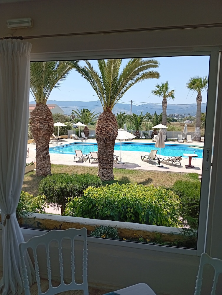 Leonidas Hotel and Studios — Swimming pool in Kos Town, South Aegean
