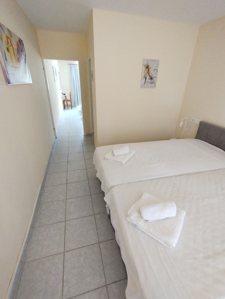 Leonidas Hotel and Studios — Hotel rooms in Kos Town, South Aegean
