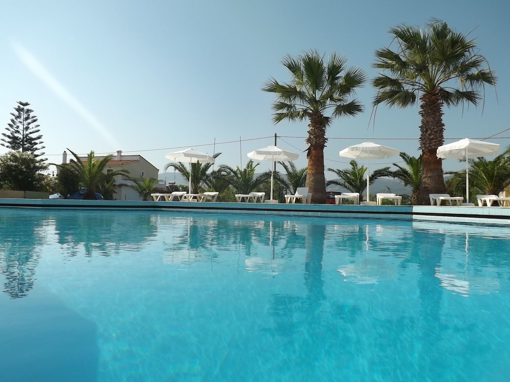 Leonidas Hotel and Studios — Swimming pool in Kos Town, South Aegean