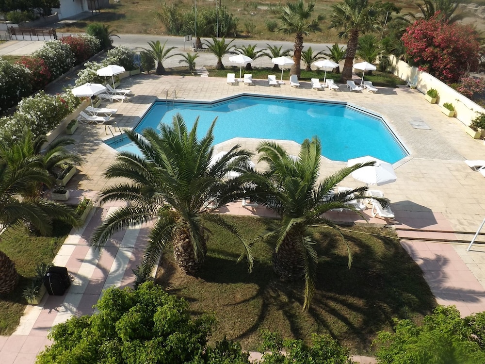 Leonidas Hotel and Studios — Swimming pool in Kos Town, South Aegean