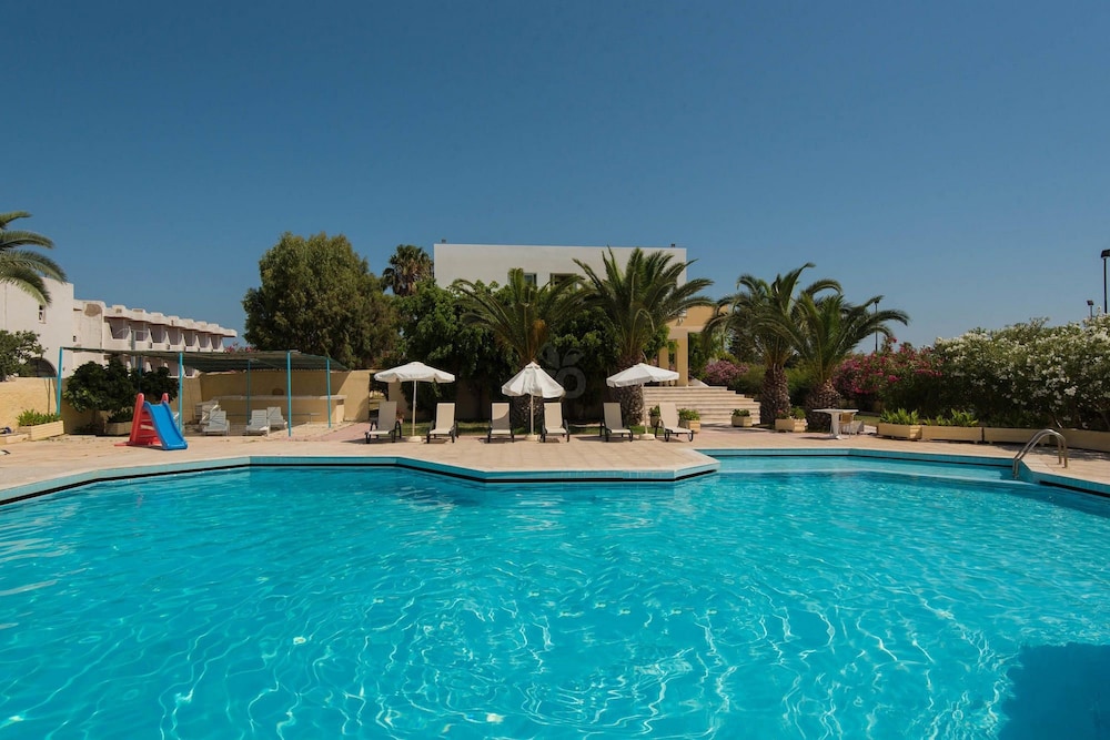Leonidas Hotel and Studios — Swimming pool in Kos Town, South Aegean