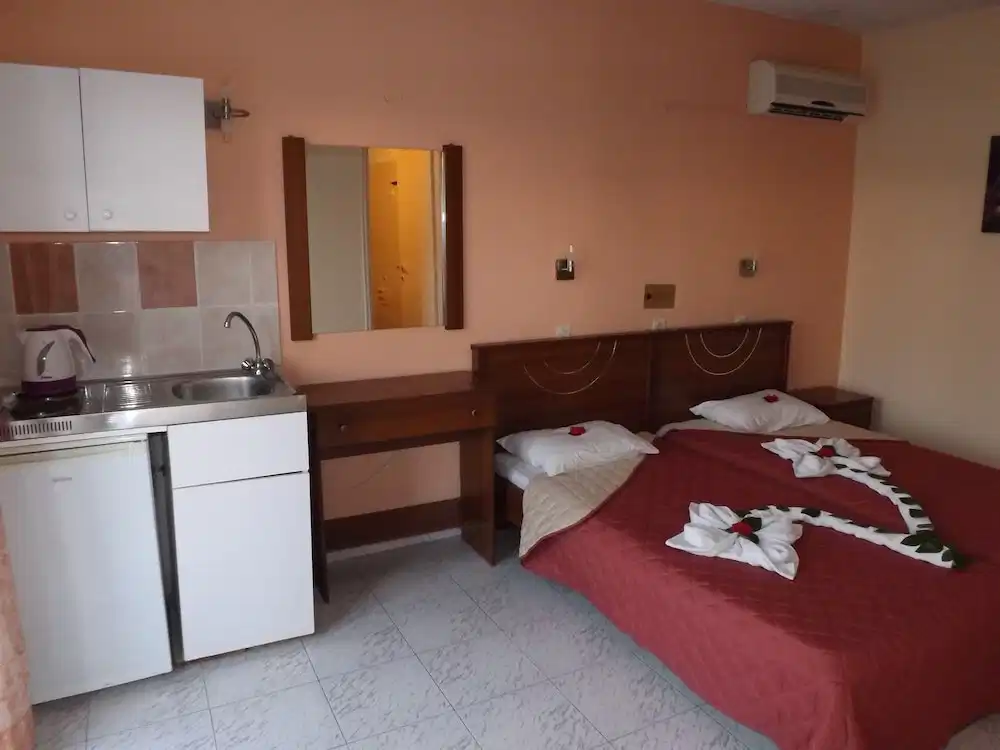 Leonidas Hotel and Studios — Hotel rooms in Kos Town, South Aegean