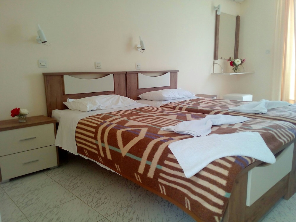 Leonidas Hotel and Studios — Hotel rooms in Kos Town, South Aegean