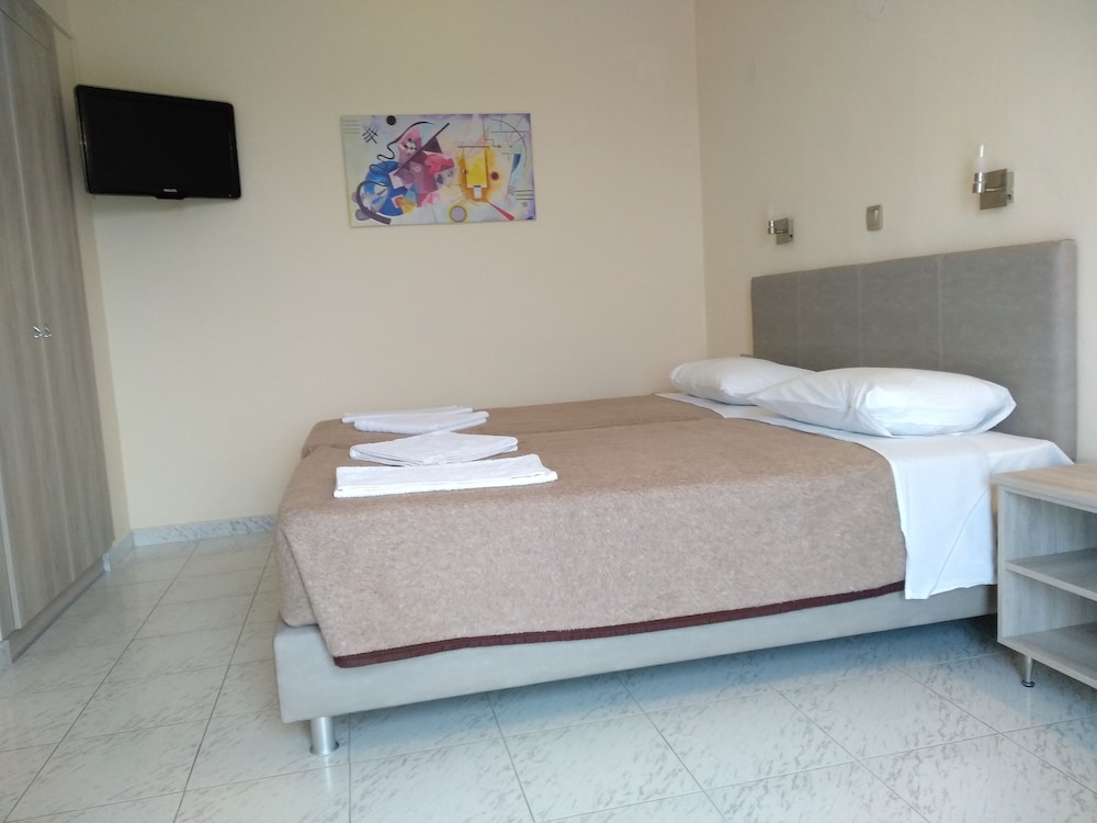 Leonidas Hotel and Studios — Hotel rooms in Kos Town, South Aegean