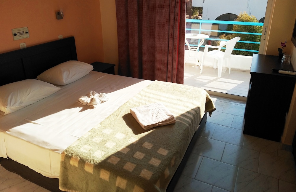 Leonidas Hotel and Studios — Hotel rooms in Kos Town, South Aegean