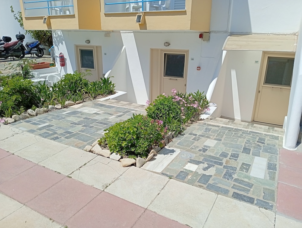 Leonidas Hotel and Studios — Hotel building in Kos Town, South Aegean