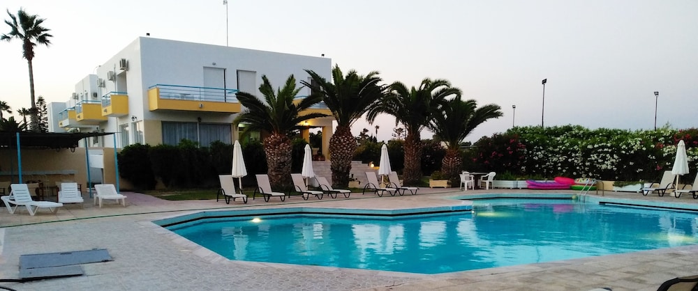 Leonidas Hotel and Studios — Swimming pool in Kos Town, South Aegean