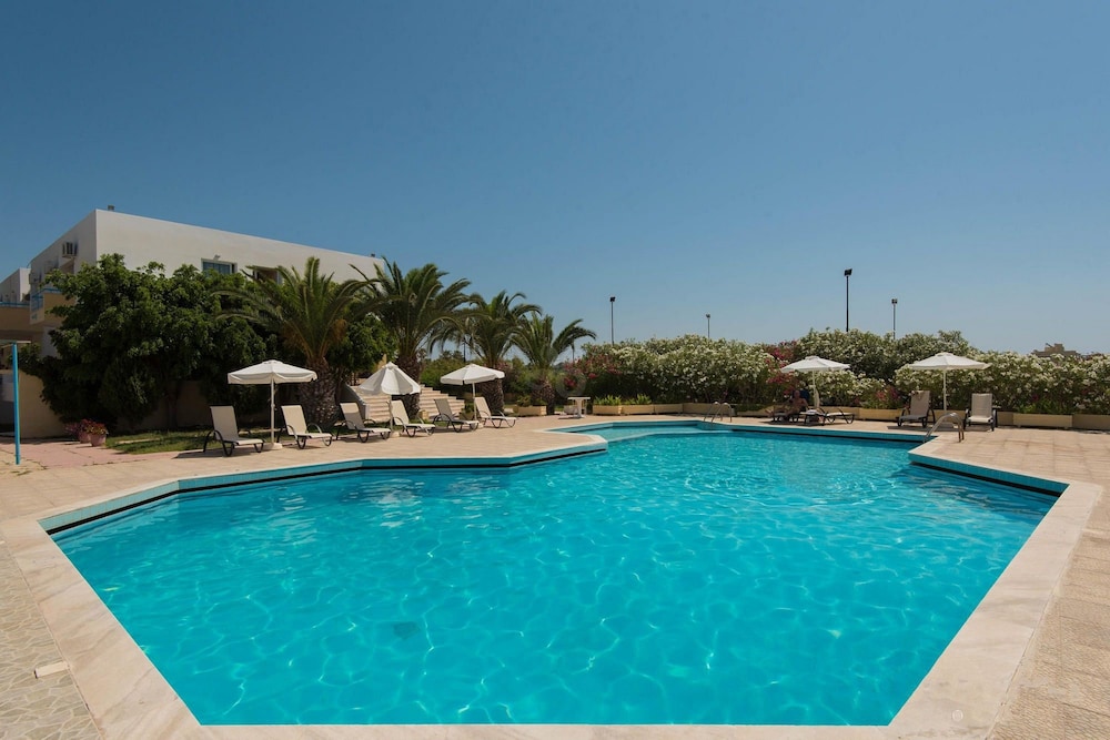 Leonidas Hotel and Studios — Swimming pool in Kos Town, South Aegean