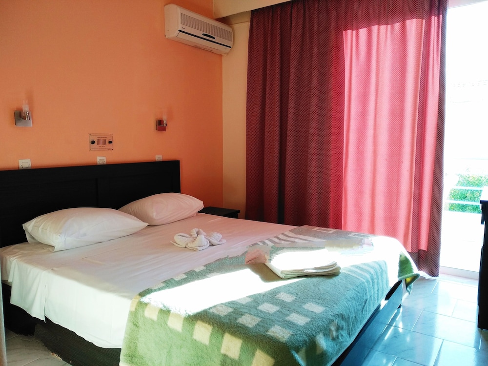 Leonidas Hotel and Studios — Hotel rooms in Kos Town, South Aegean