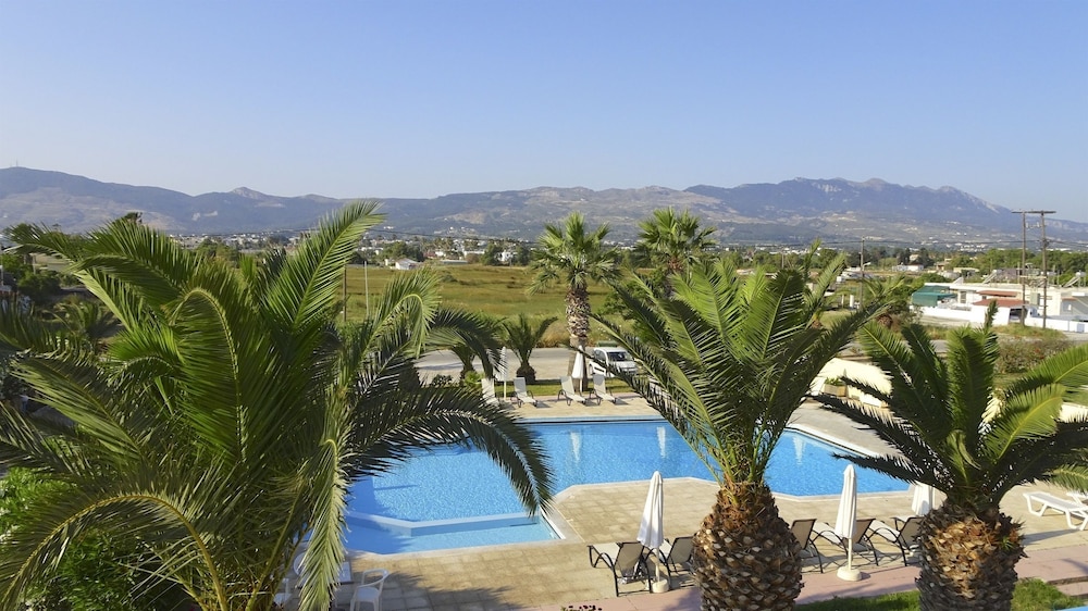Leonidas Hotel and Studios — Swimming pool in Kos Town, South Aegean
