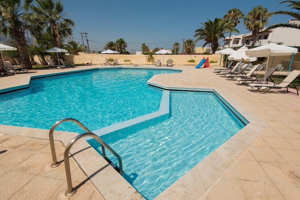 Leonidas Hotel and Studios — Swimming pool in Kos Town, South Aegean