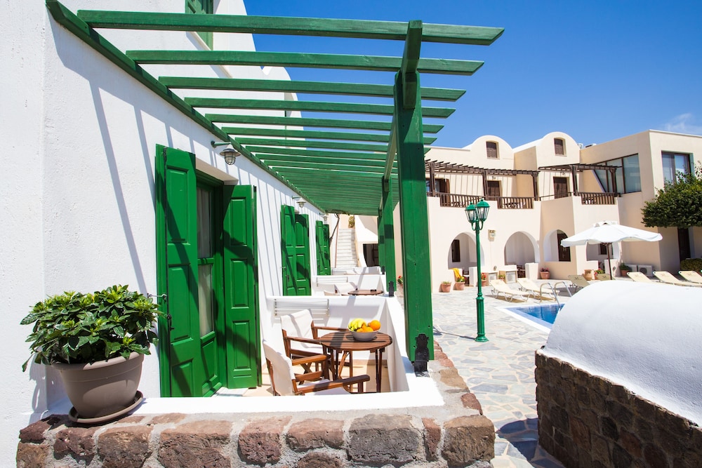 Hotel Mathios Village — Hotel building in Akrotiri, South Aegean