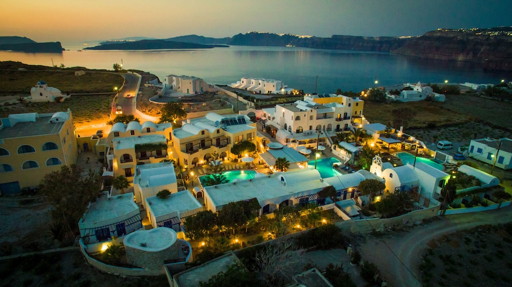 Hotel Mathios Village — Hotel building in Akrotiri, South Aegean