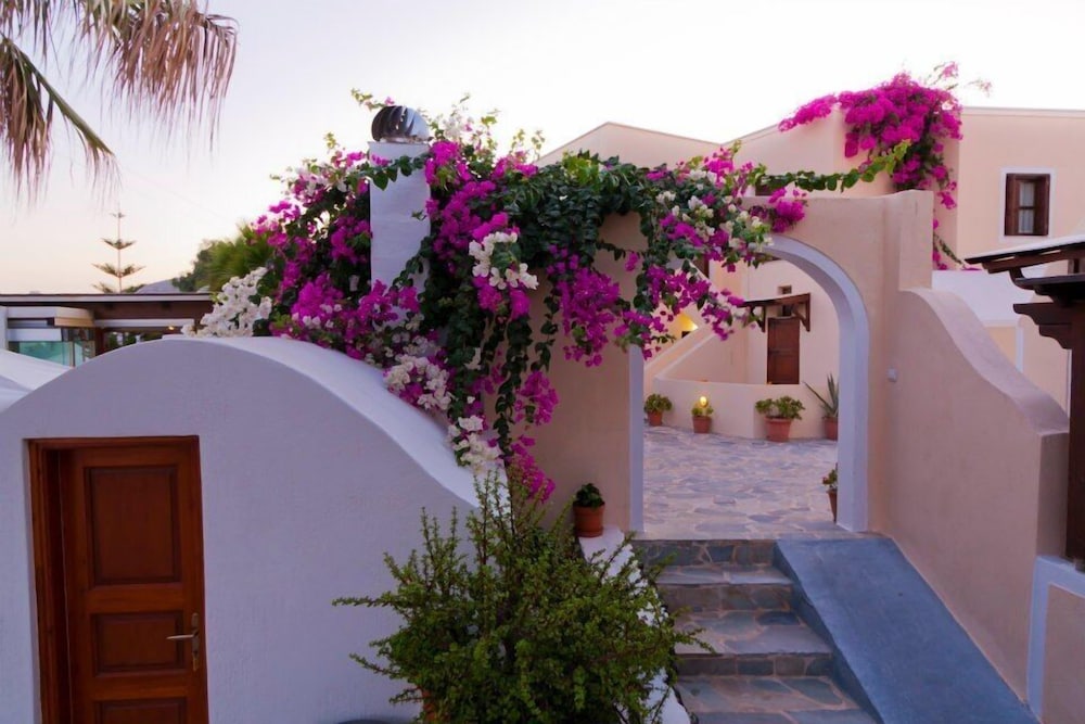 Hotel Mathios Village — Hotel building in Akrotiri, South Aegean