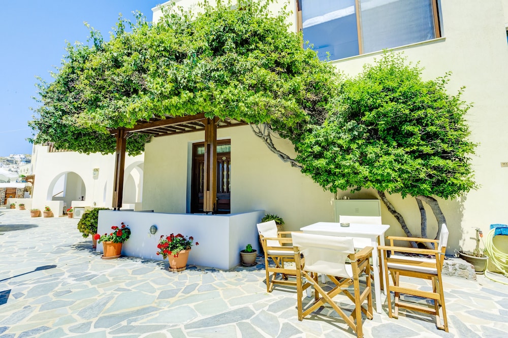 Hotel Mathios Village — Hotel building in Akrotiri, South Aegean