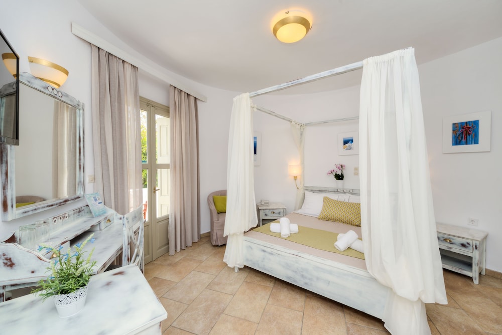 Hotel Mathios Village — Hotel rooms in Akrotiri, South Aegean