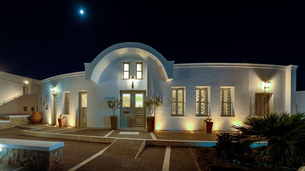 Hotel Mathios Village — Hotel building in Akrotiri, South Aegean