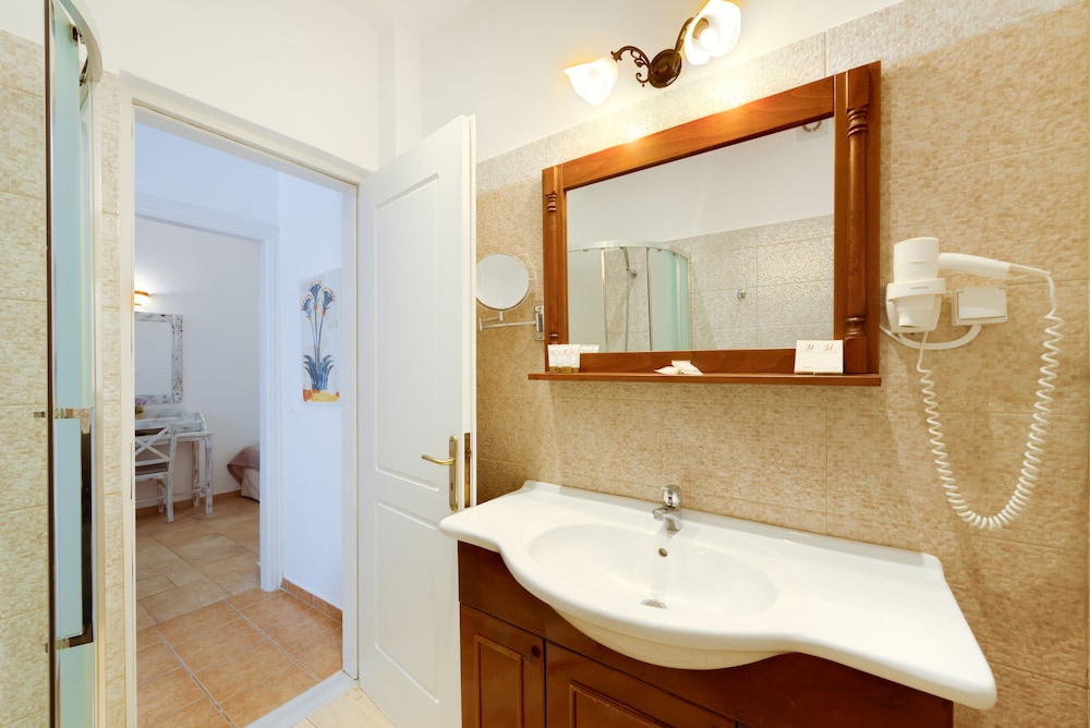 Hotel Mathios Village — Hotel rooms in Akrotiri, South Aegean