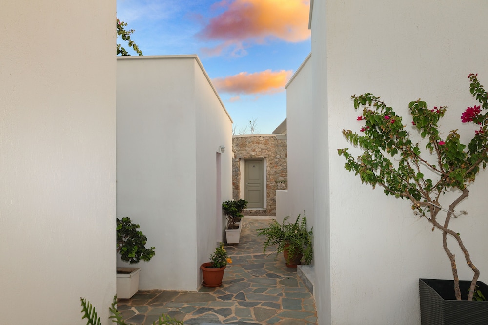 Hotel Mathios Village — Hotel building in Akrotiri, South Aegean