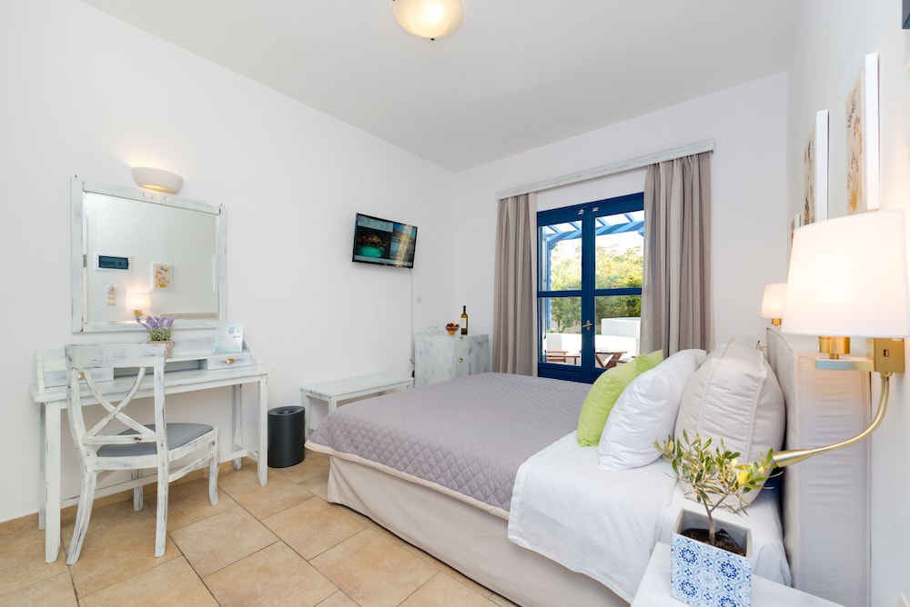 Hotel Mathios Village — Hotel rooms in Akrotiri, South Aegean