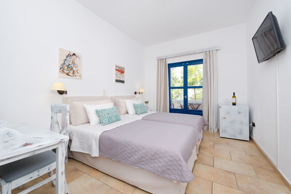 Hotel Mathios Village — Hotel rooms in Akrotiri, South Aegean