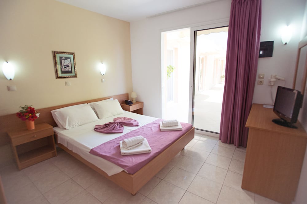 Meliton Hotel — Hotel rooms in Theologos, South Aegean