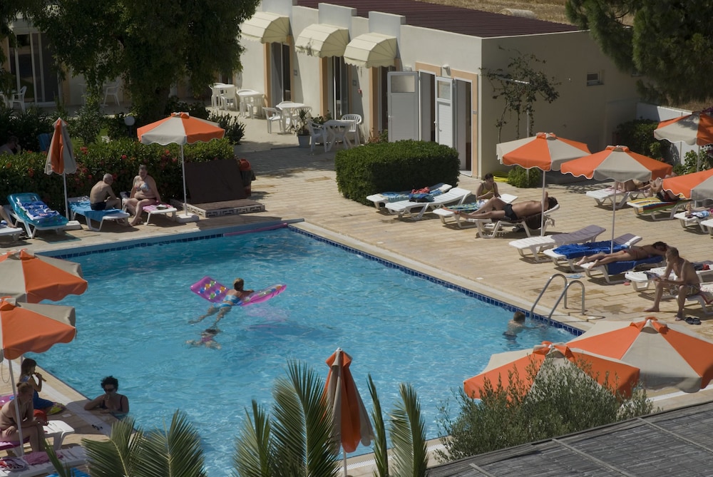Meliton Hotel — Swimming pool in Theologos, South Aegean