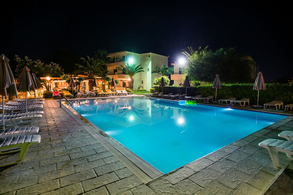 Meliton Hotel — Swimming pool in Theologos, South Aegean