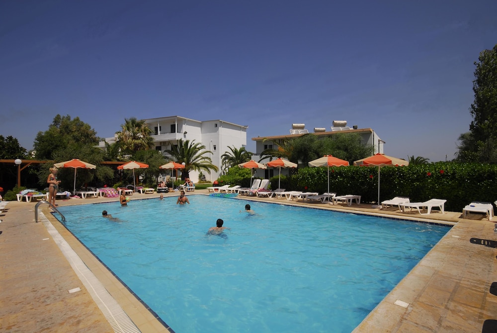 Meliton Hotel — Swimming pool in Theologos, South Aegean
