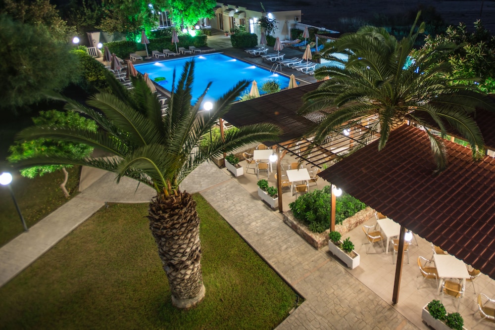 Meliton Hotel — Swimming pool in Theologos, South Aegean