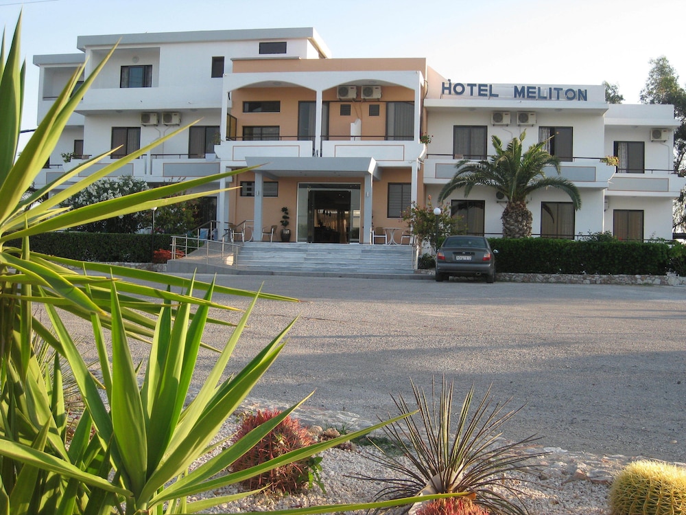 Meliton Hotel — Hotel building in Theologos, South Aegean