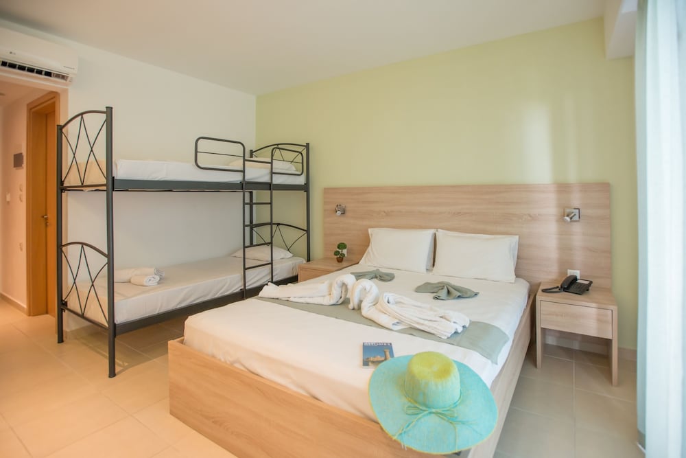 Meliton Hotel — Hotel rooms in Theologos, South Aegean