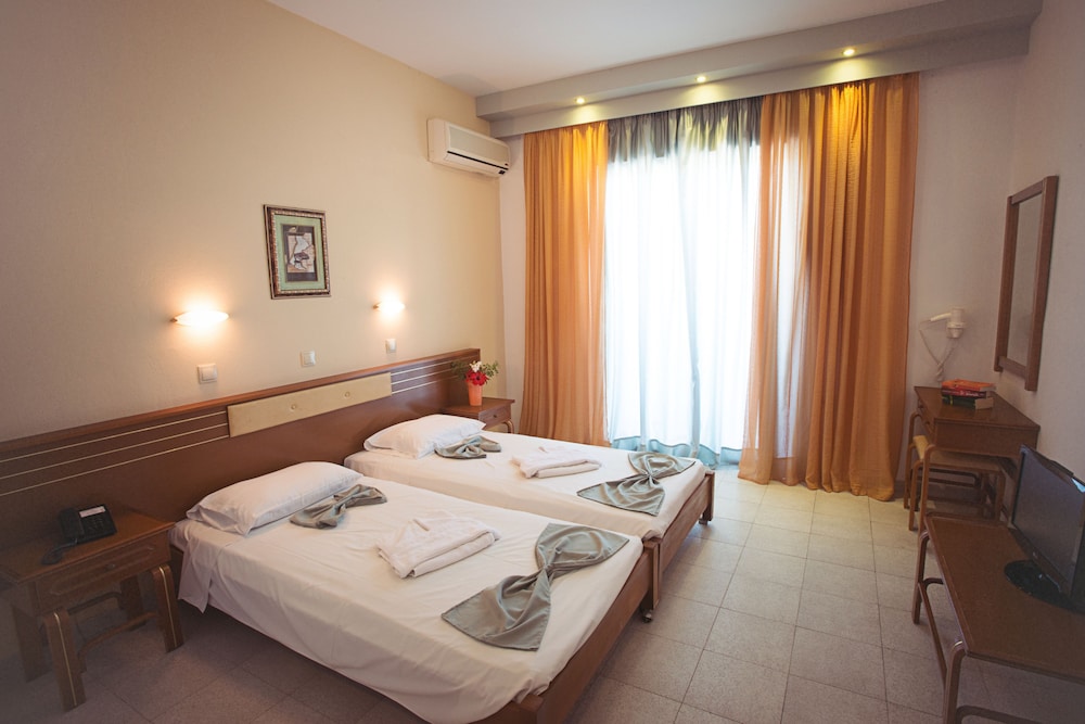Meliton Hotel — Hotel rooms in Theologos, South Aegean