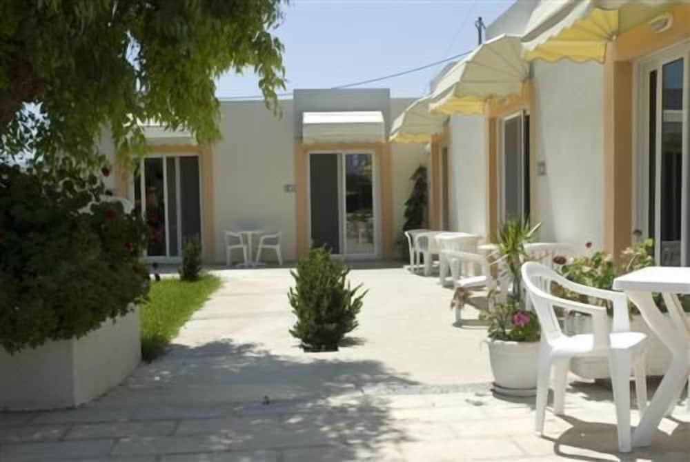 Meliton Hotel — Hotel building in Theologos, South Aegean