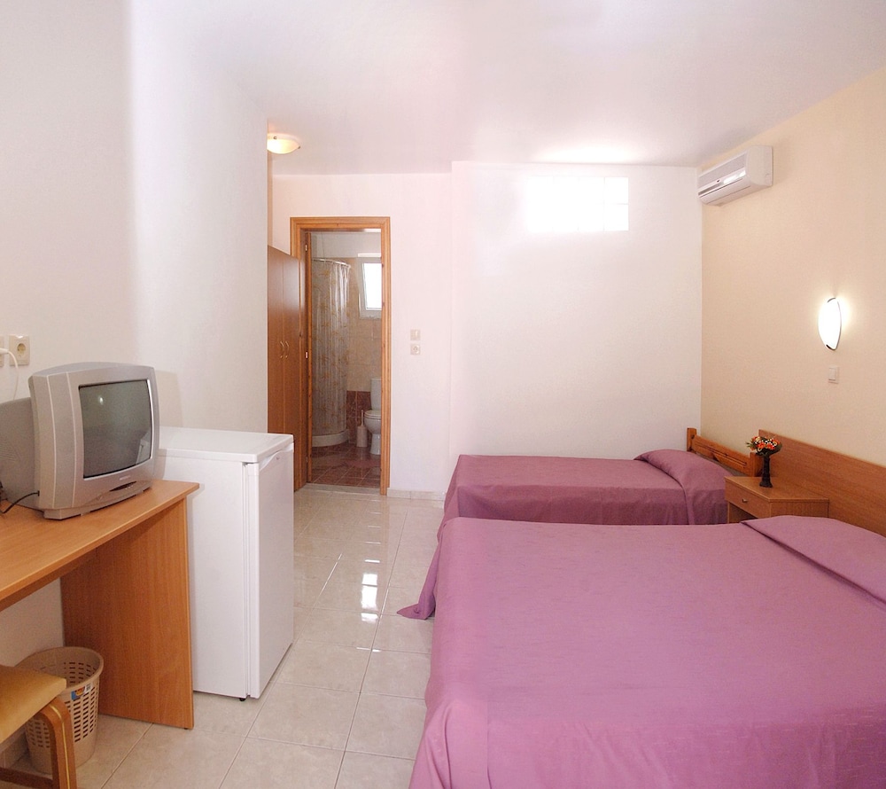 Meliton Hotel — Hotel rooms in Theologos, South Aegean