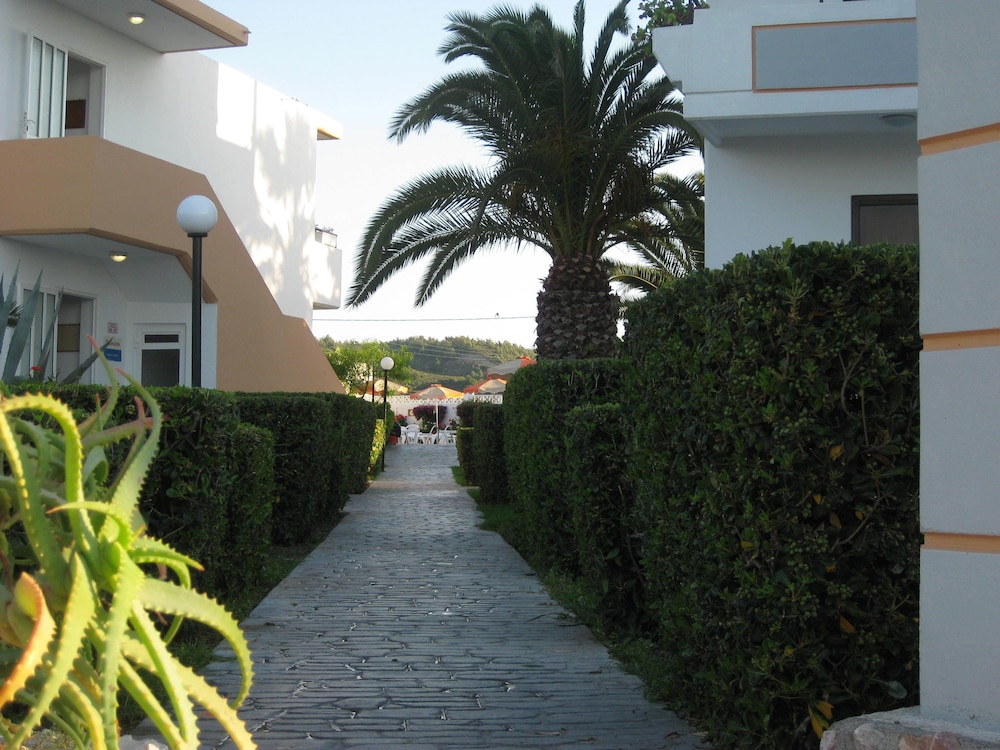 Meliton Hotel — Hotel building in Theologos, South Aegean