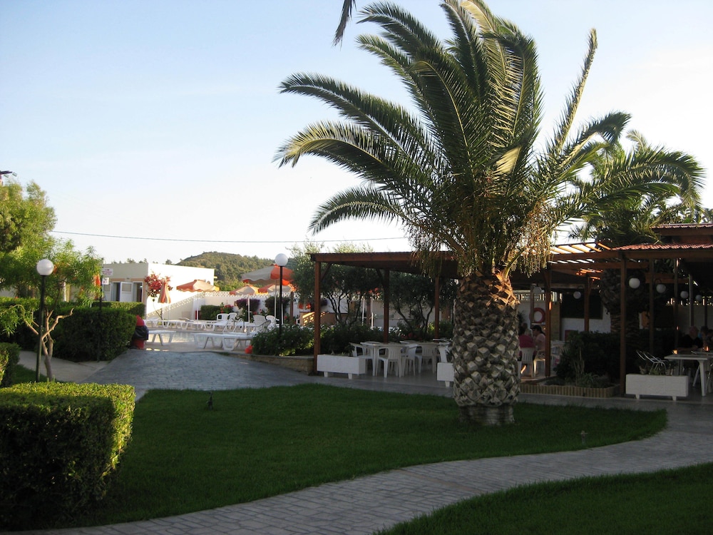 Meliton Hotel — Swimming pool in Theologos, South Aegean