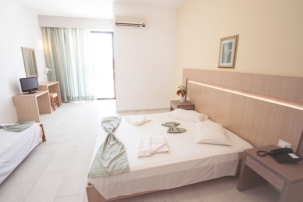 Meliton Hotel — Hotel rooms in Theologos, South Aegean