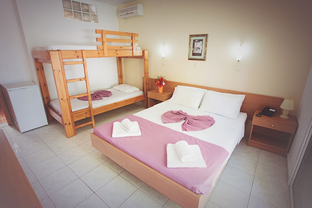 Meliton Hotel — Hotel rooms in Theologos, South Aegean