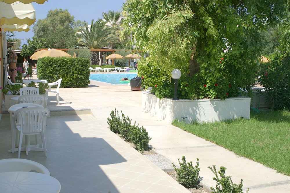 Meliton Hotel — Swimming pool in Theologos, South Aegean