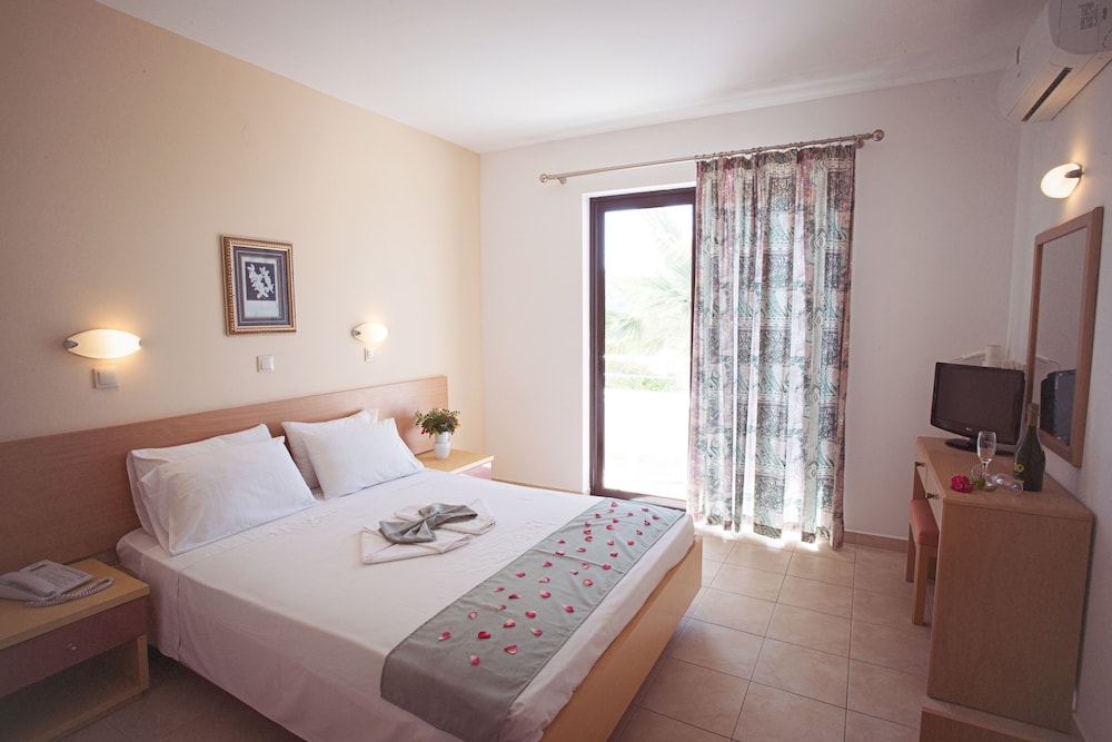 Meliton Hotel — Hotel rooms in Theologos, South Aegean