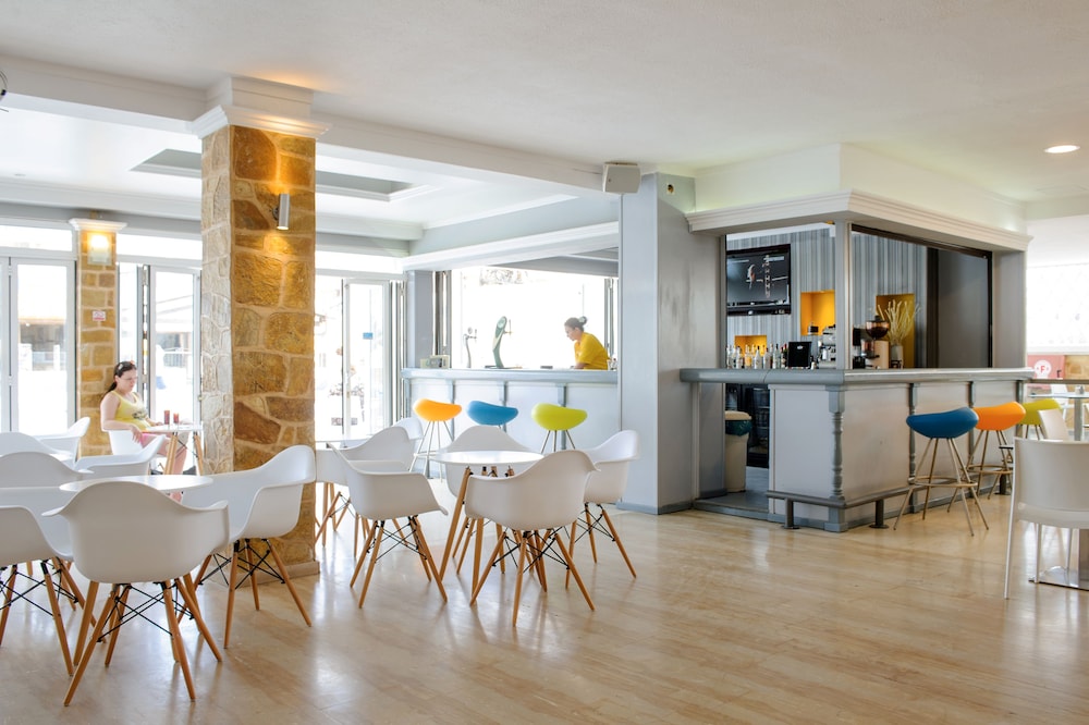 Hotel Mimosa — Restaurant & bars in Sidari, Ionian Islands