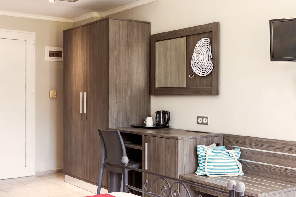 Hotel Mimosa — Hotel rooms in Sidari, Ionian Islands
