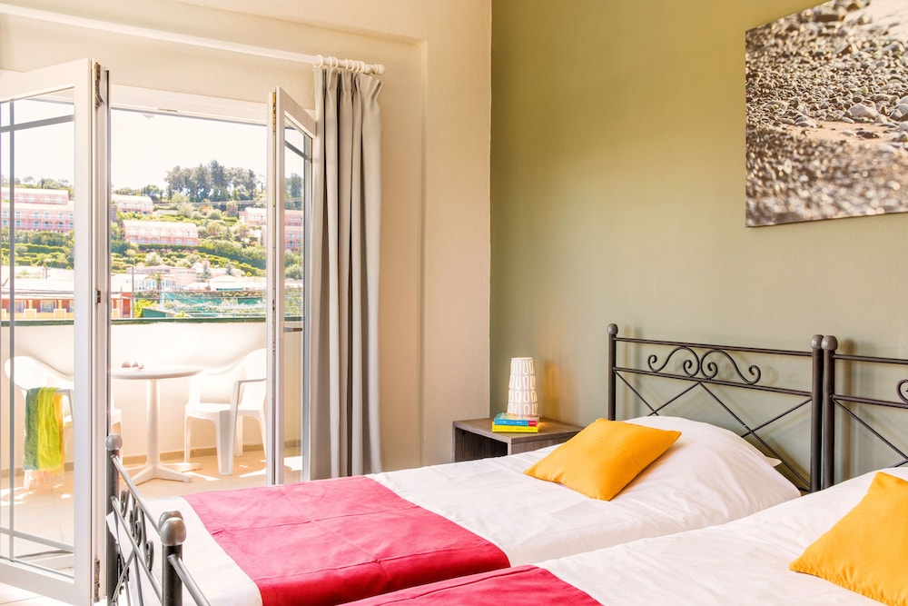 Hotel Mimosa — Hotel rooms in Sidari, Ionian Islands