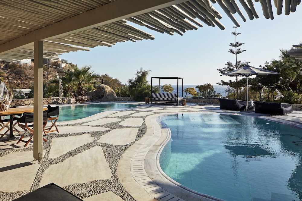 Myconian Imperial - Leading Hotels of the World — Swimming pool in Elia, South Aegean
