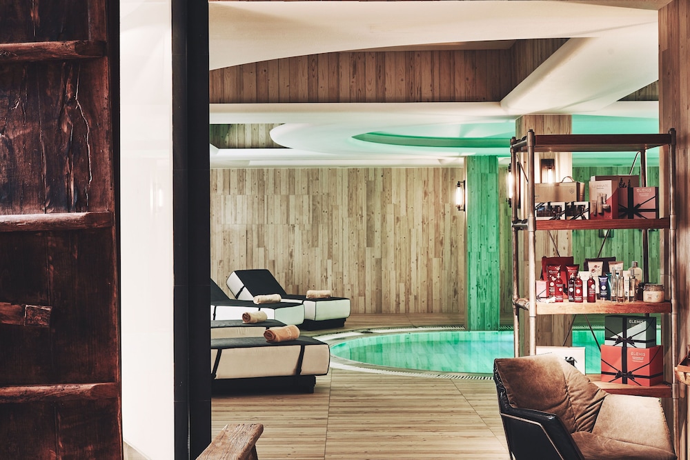 Myconian Imperial - Leading Hotels of the World — Swimming pool in Elia, South Aegean