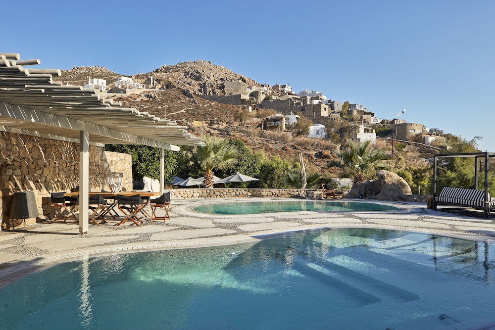 Myconian Imperial - Leading Hotels of the World — Swimming pool in Elia, South Aegean